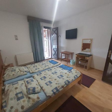 Valcsics Villa Panzió Pécs Exterior foto