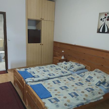 Valcsics Villa Panzió Pécs Exterior foto