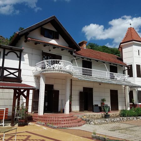 Valcsics Villa Panzió Pécs Exterior foto