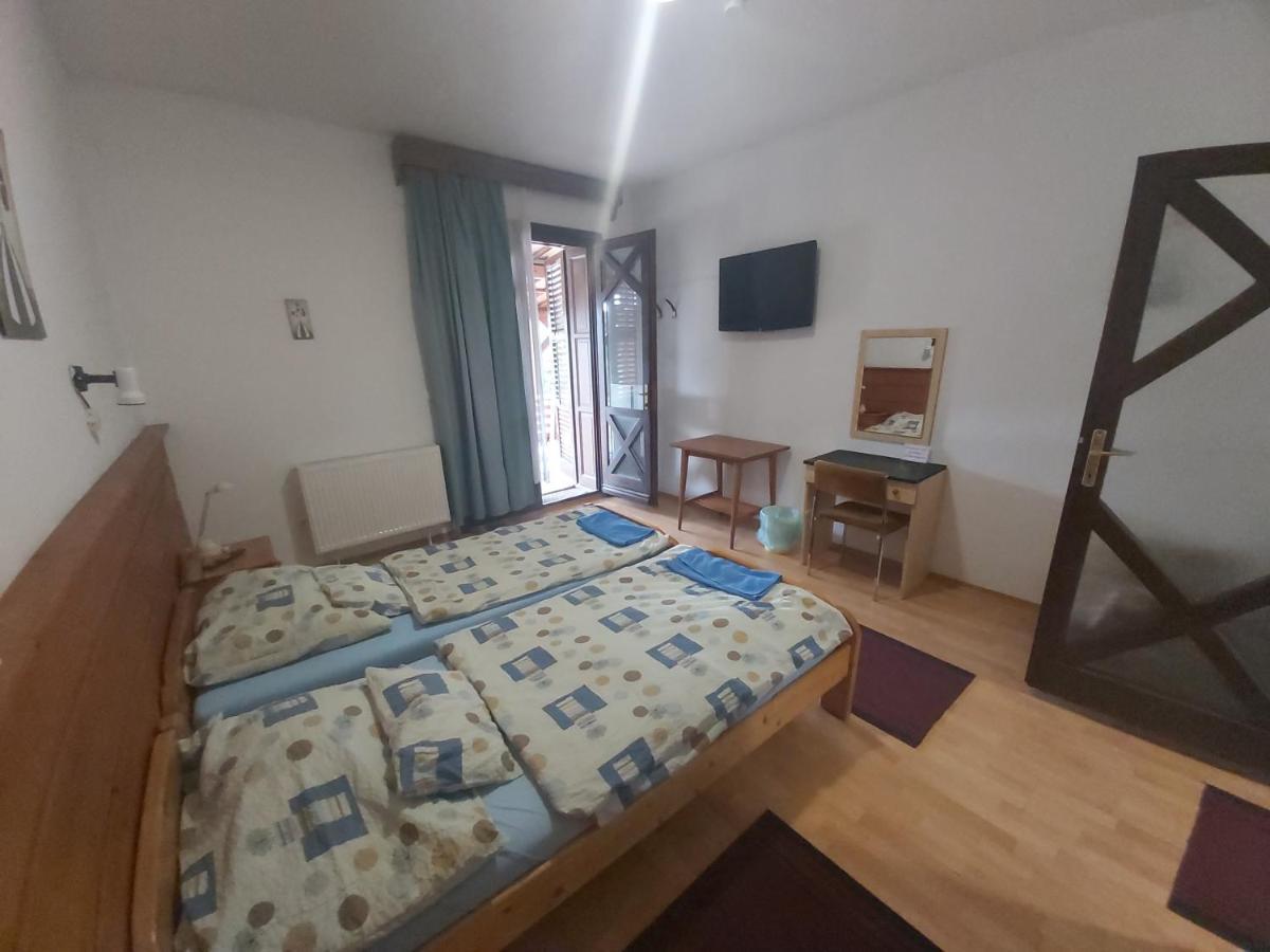 Valcsics Villa Panzió Pécs Exterior foto