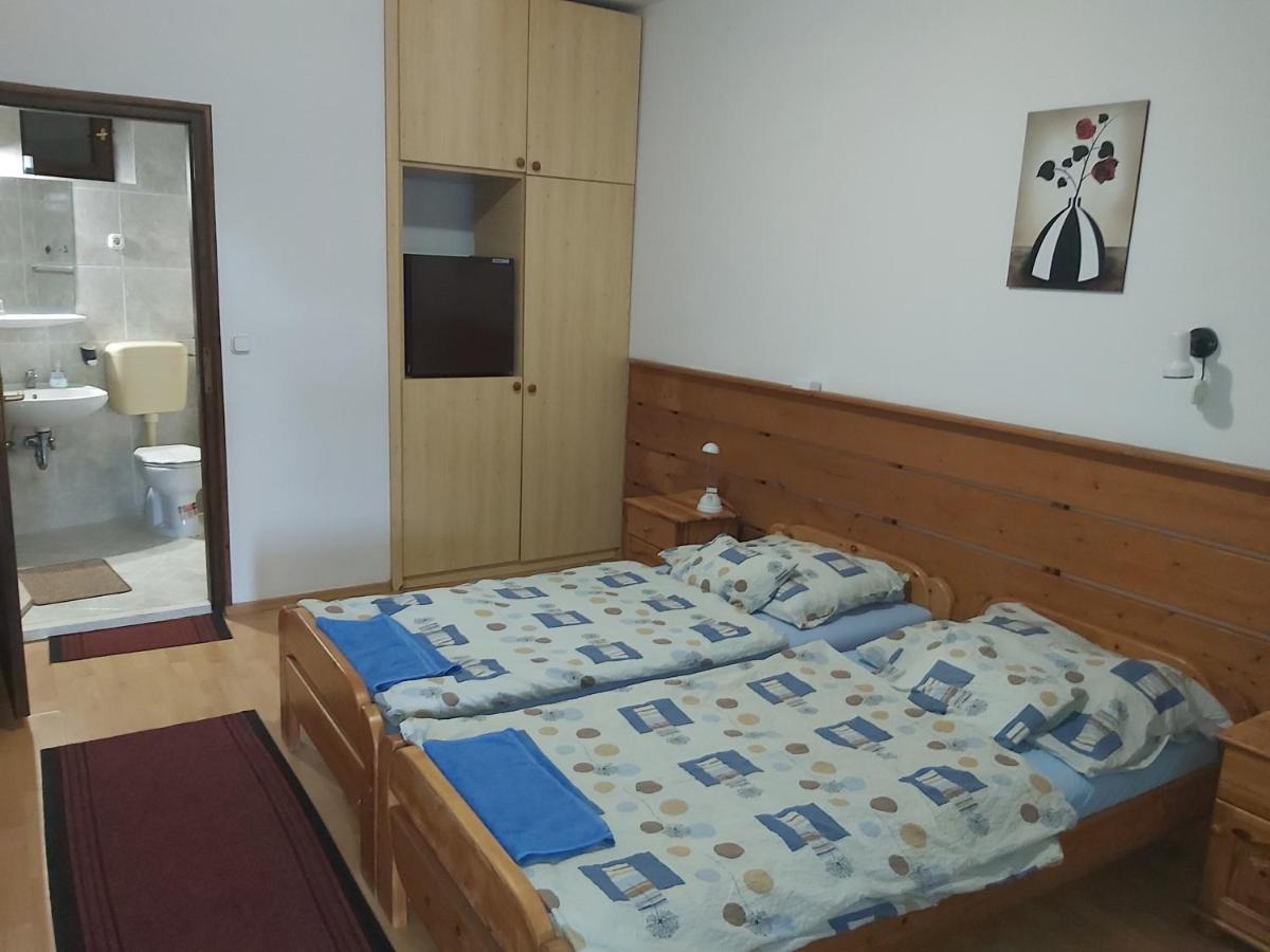 Valcsics Villa Panzió Pécs Exterior foto
