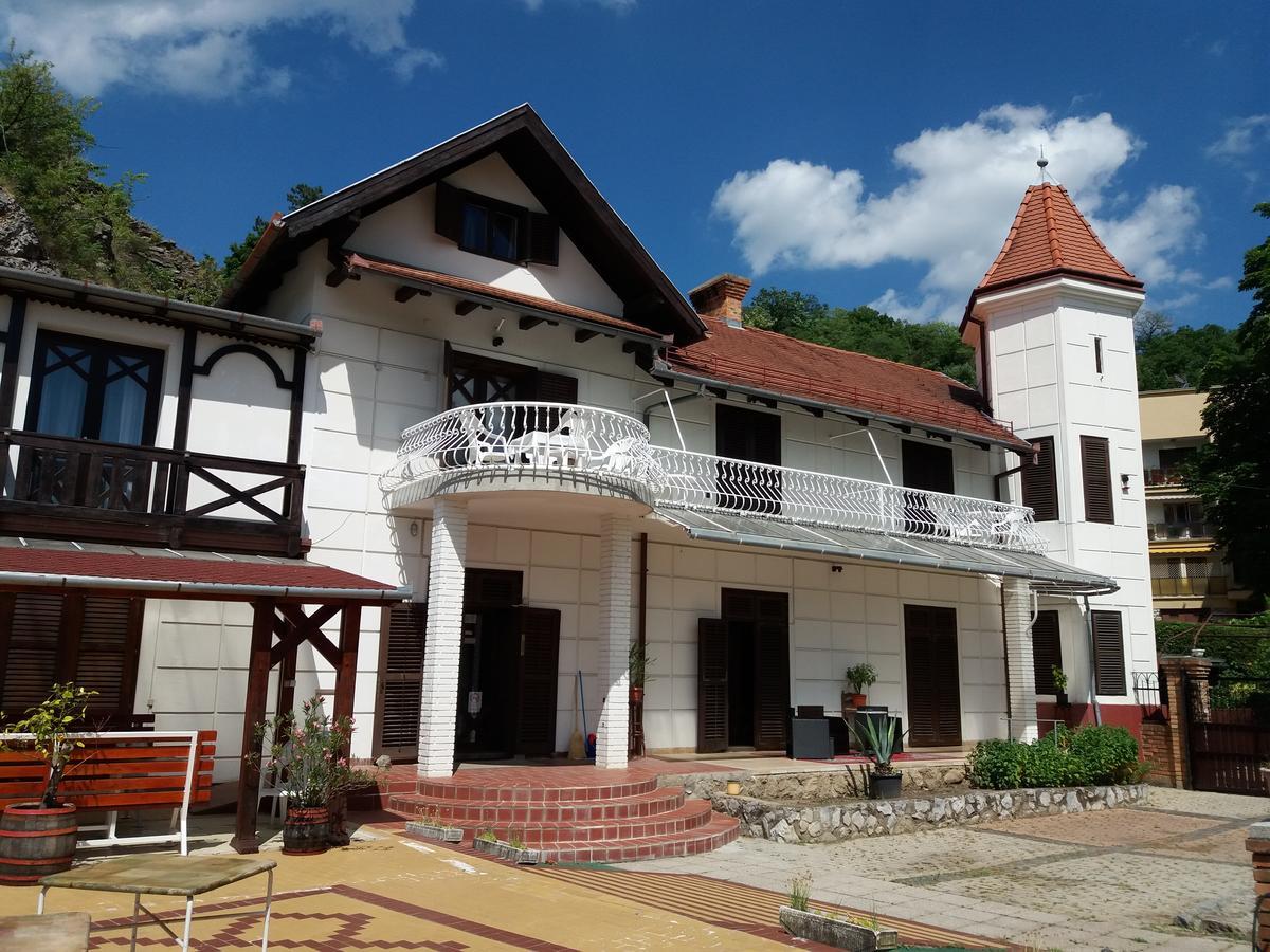 Valcsics Villa Panzió Pécs Exterior foto
