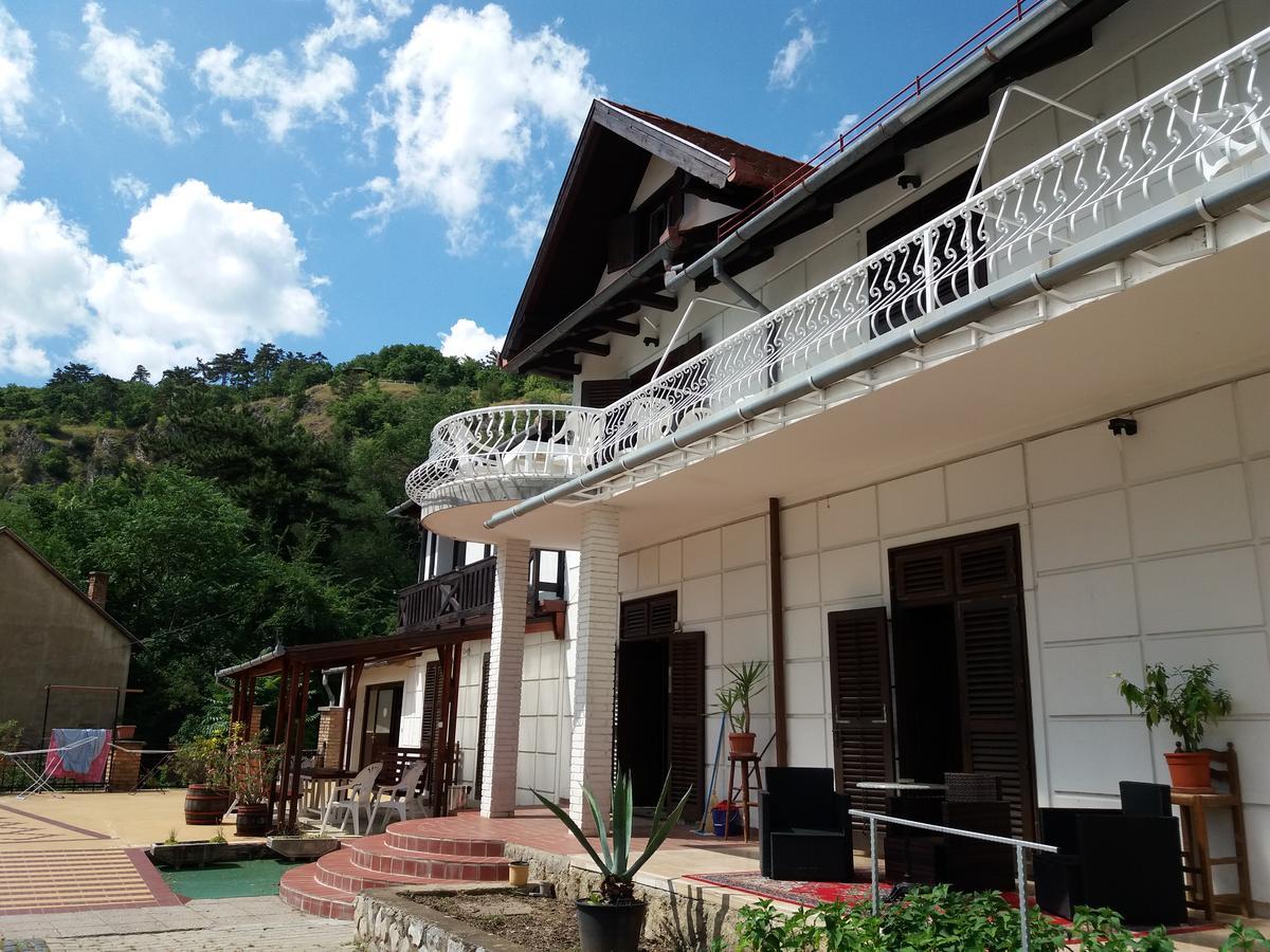 Valcsics Villa Panzió Pécs Exterior foto